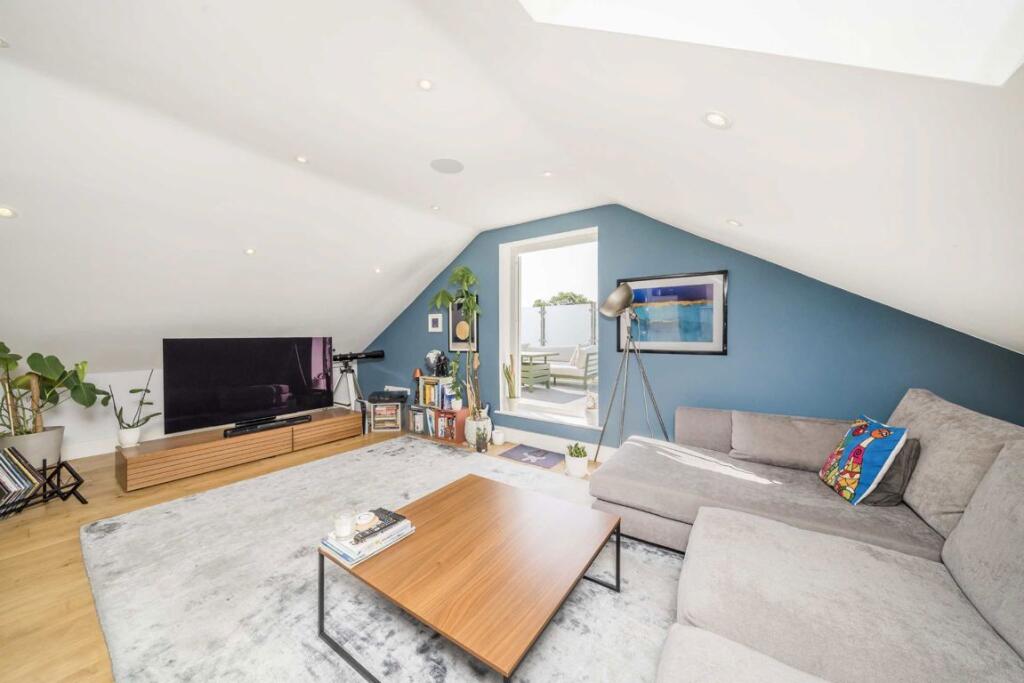 Apartment in Kingston upon Thames - View 4