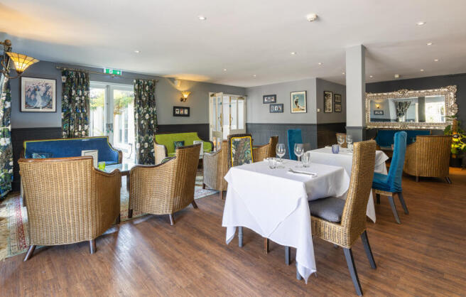 Albert Cottage Hotel, York Avenue, East Cowes, Isle of Wight PO32 6BD