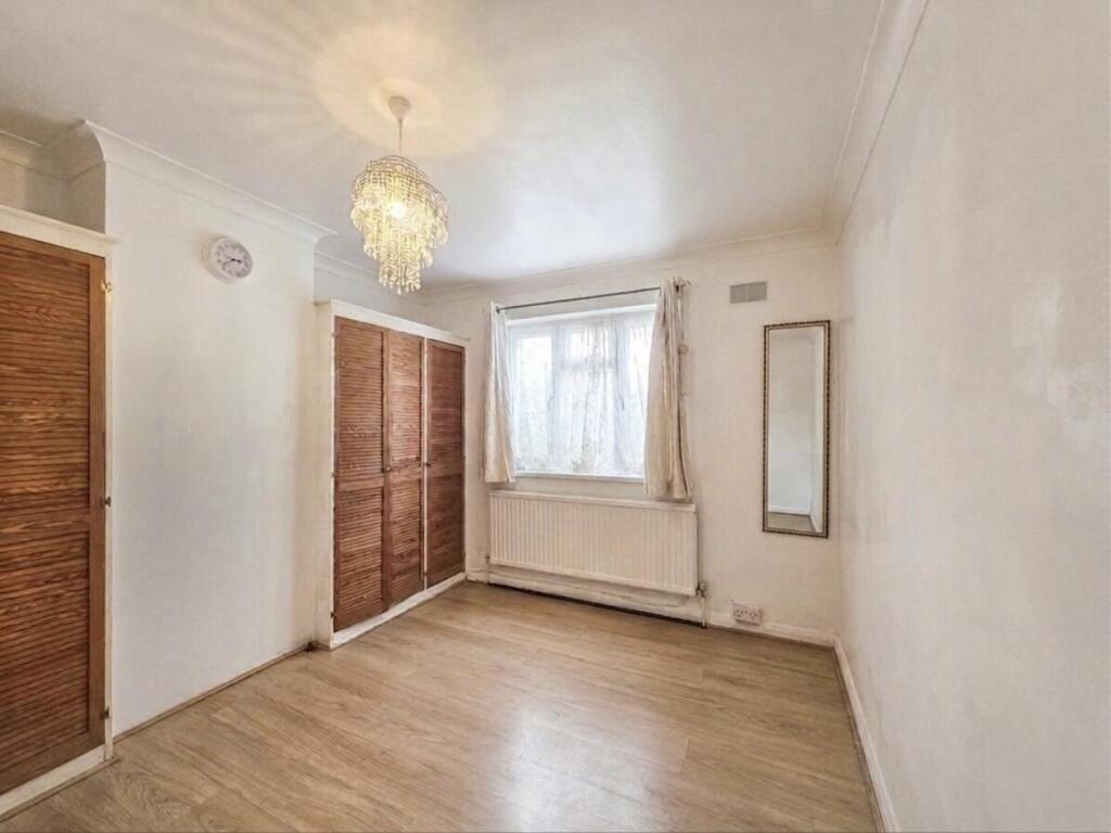 South Close, Dagenham - View 5