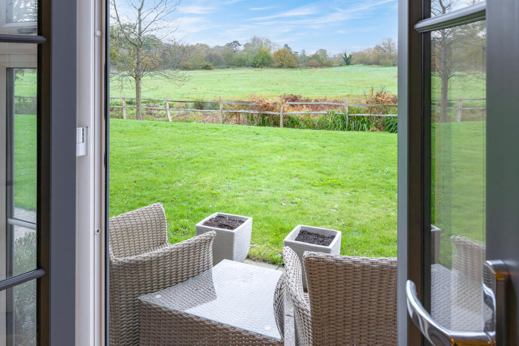 Apartment in Woking, Surrey - View 4