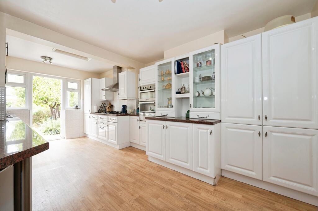 House in London, The Hamptons, Worcester Park - View 4