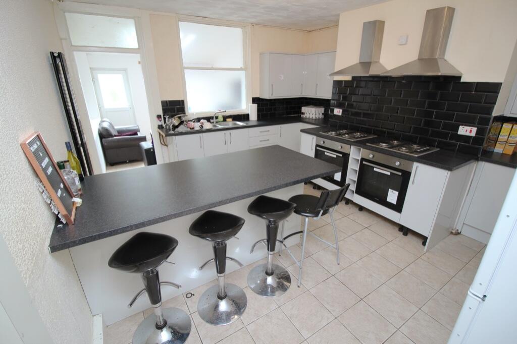 8 bedroom terraced house for rent
