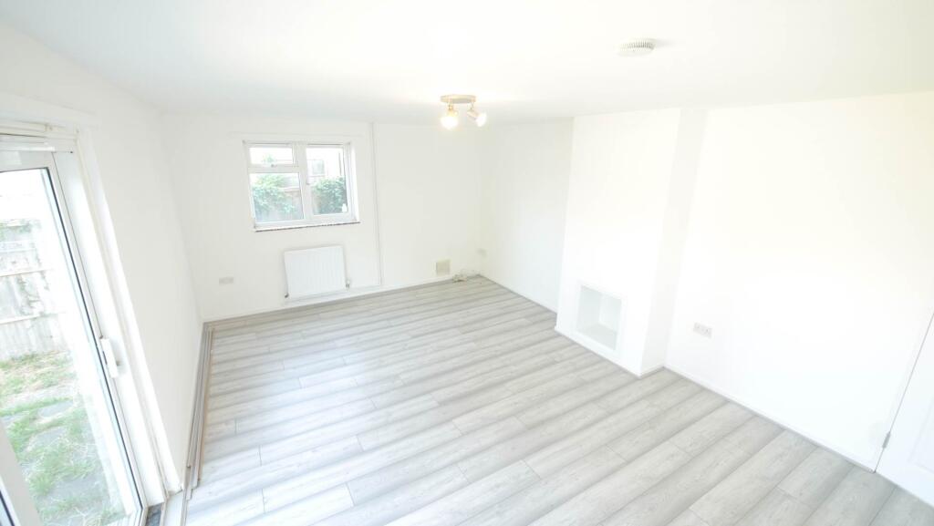 House in Hatfield, Roe Green - More