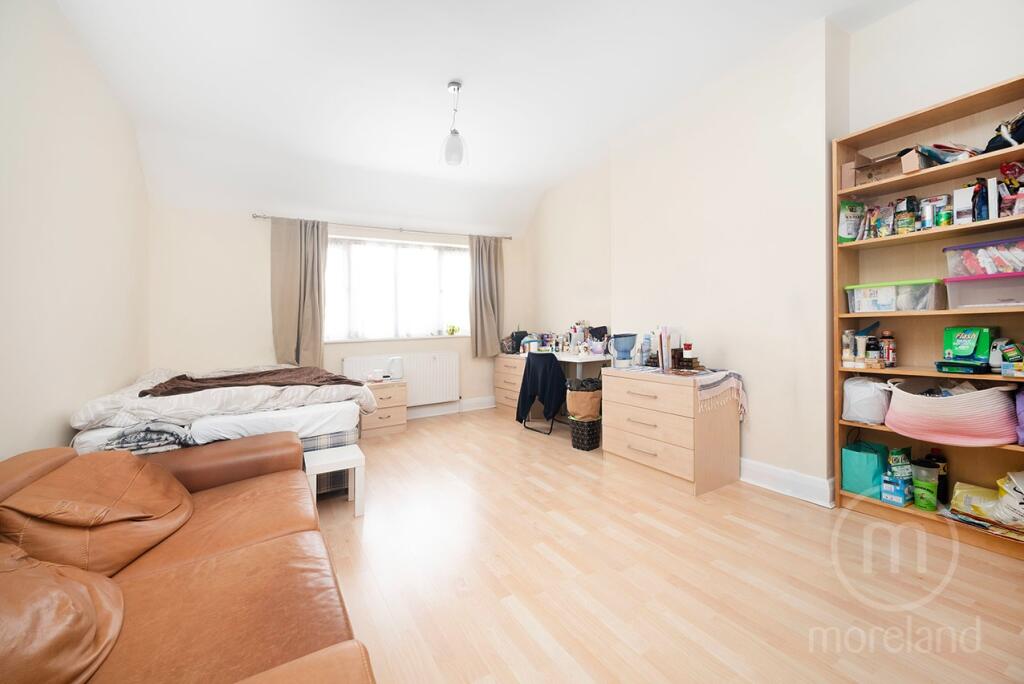 Golders Green Crescent, Golders Green, NW11 photo 3