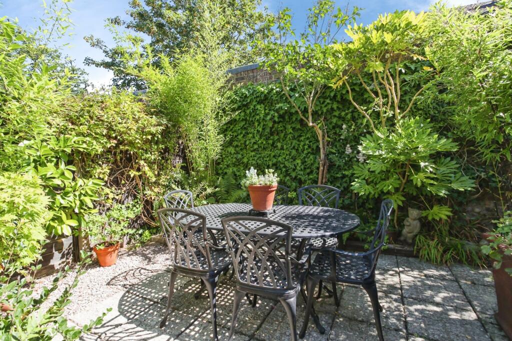 House in Tunbridge Wells, Hawkhurst - More