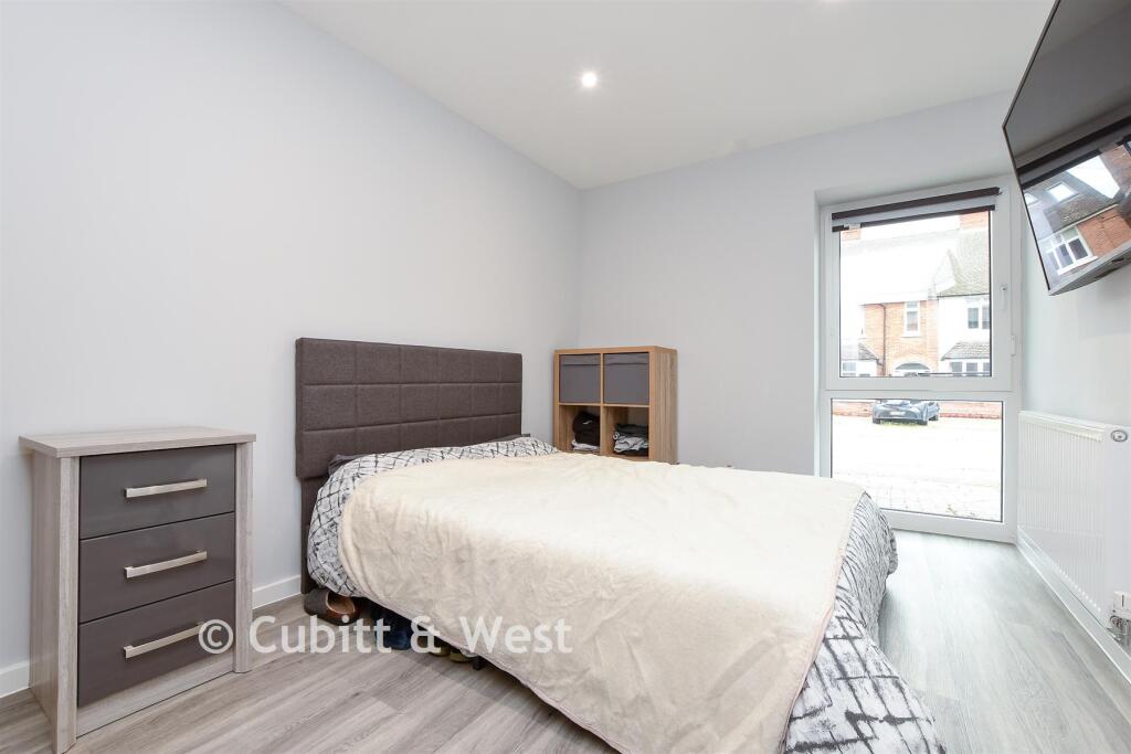 Apartment in Redhill - More