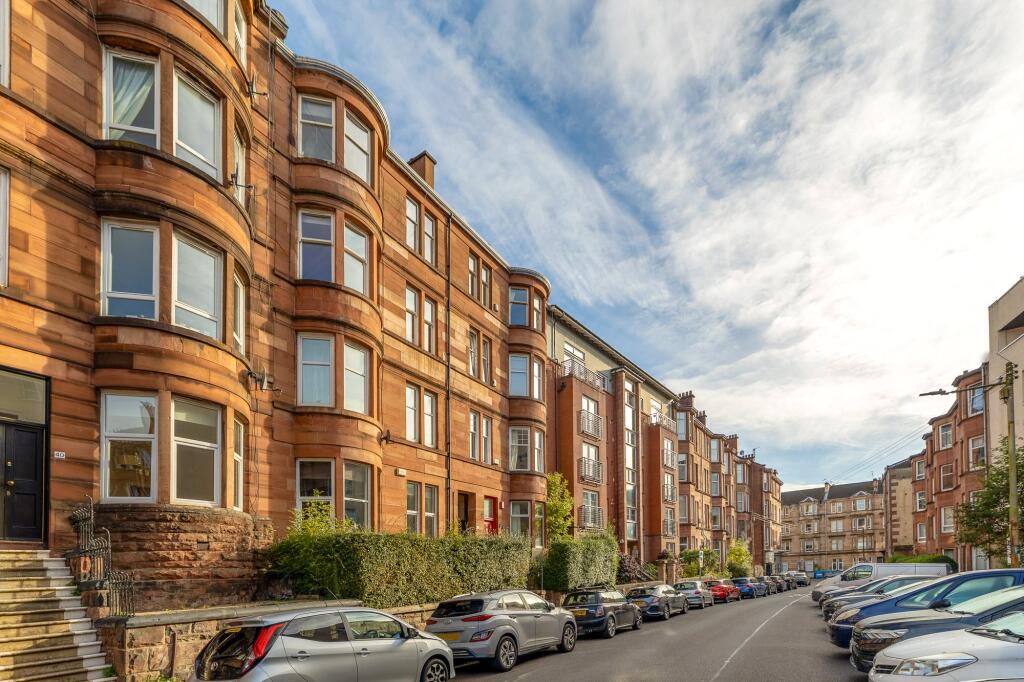 2-bed flat on Trefoil Avenue, Shawlands, Glasgow, £215,000