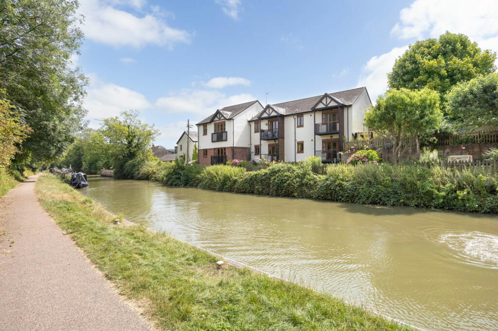 2-bed flat on Dundas Court, Devizes, Wiltshire, SN10 1JP, £180,000