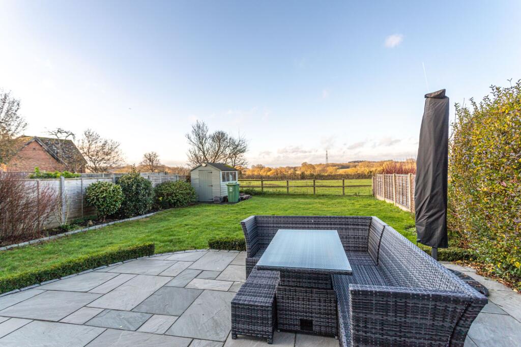 The Hurst, Winchfield, RG27 photo 4