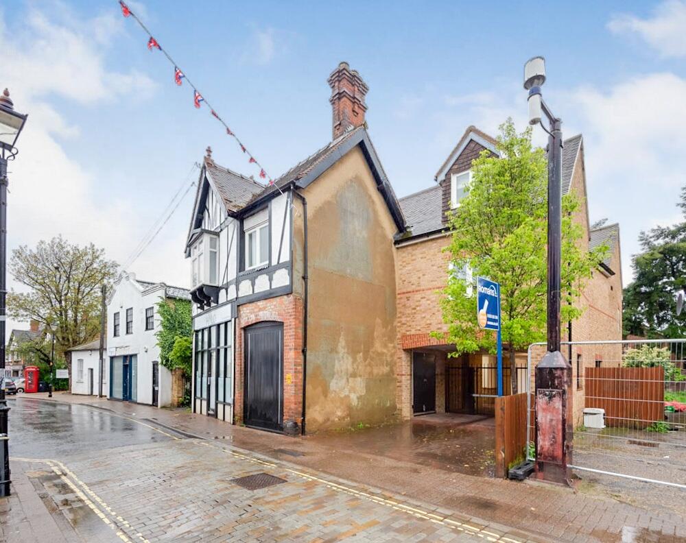1-bed flat on High Street, Slough, £255,000