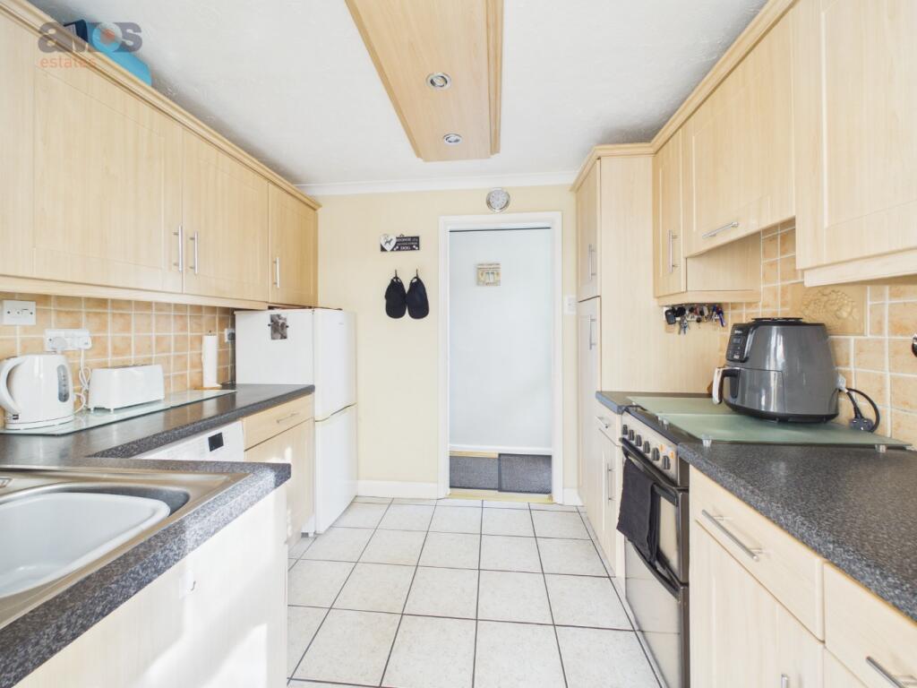 House in Castle Point, Hadleigh - More
