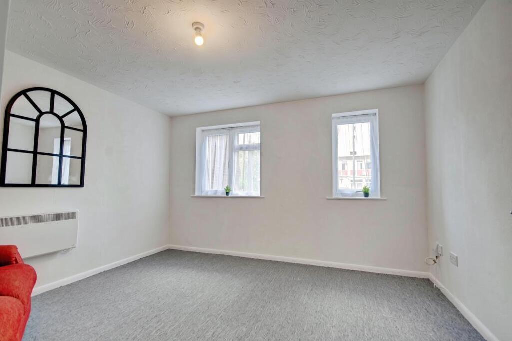 Apartment in Watford, Holywell Estate - More