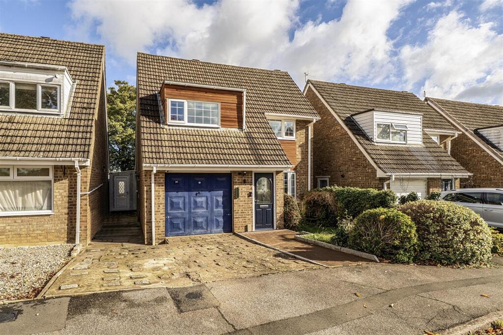 3-bed detached on Gloucester Close, Weedon, NN7, £325,000