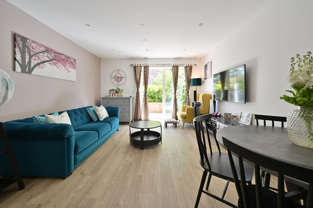 Apartment in Dacorum, Hertfordshire - View 3