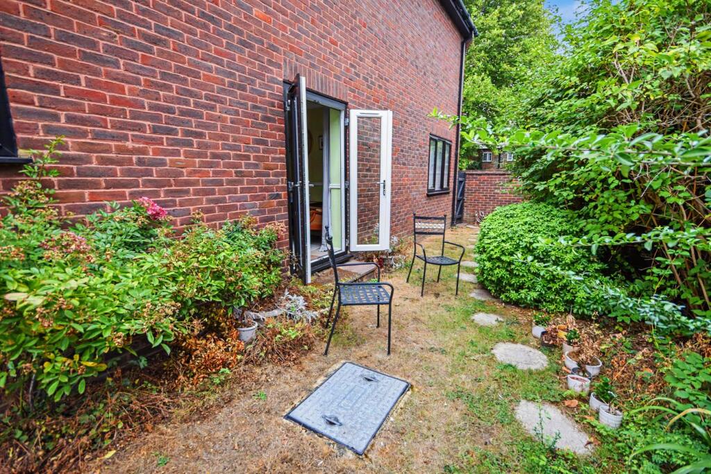 Apartment in Waverley, Farnham - View 2