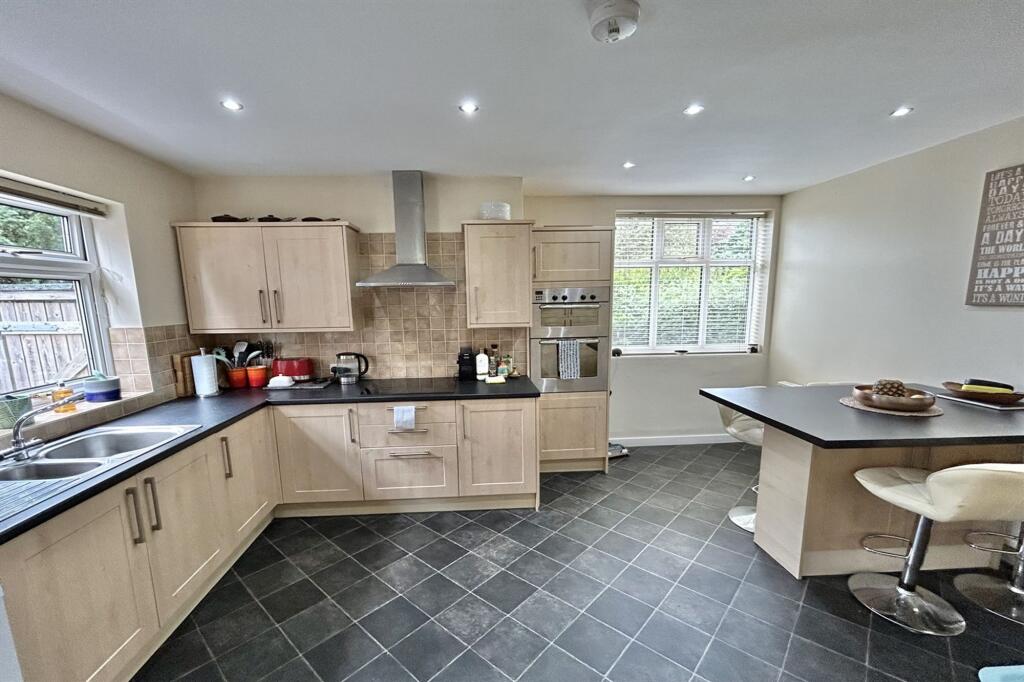 Pinfold Lane, Romiley, SK6 photo 2
