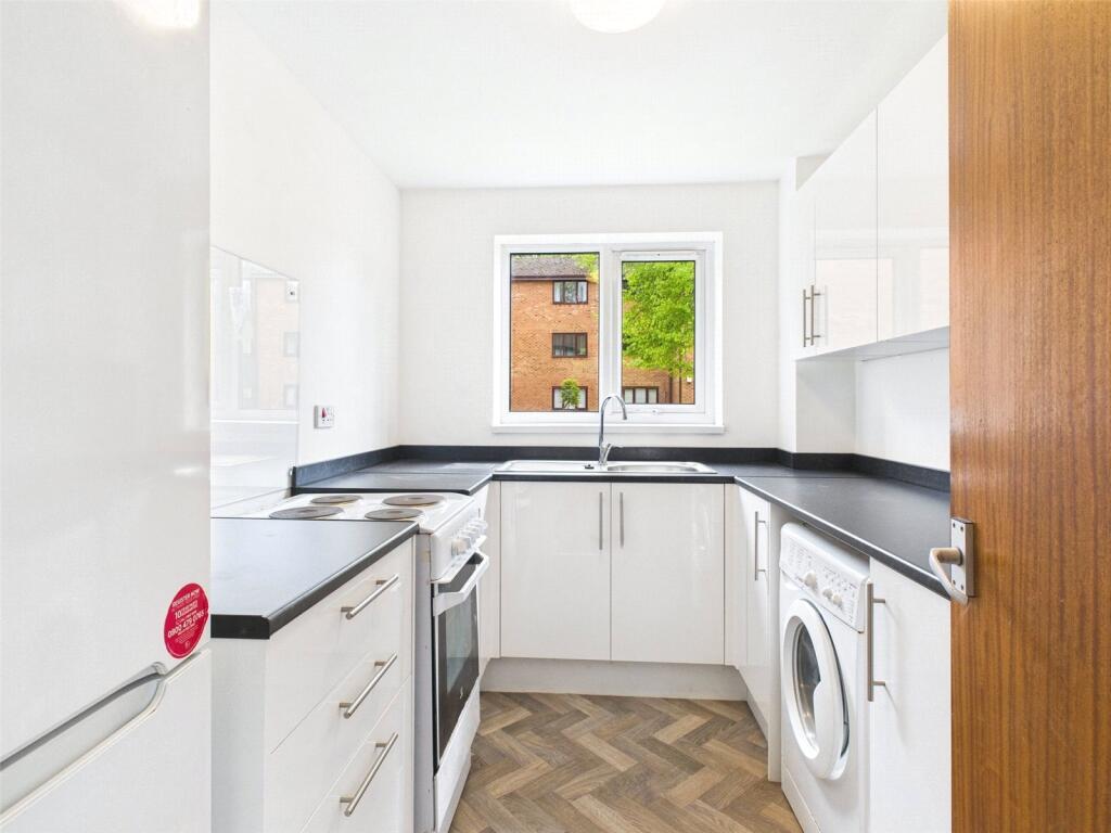 Voltaire Avenue, Salford, Greater Manchester, M6 - Mehr