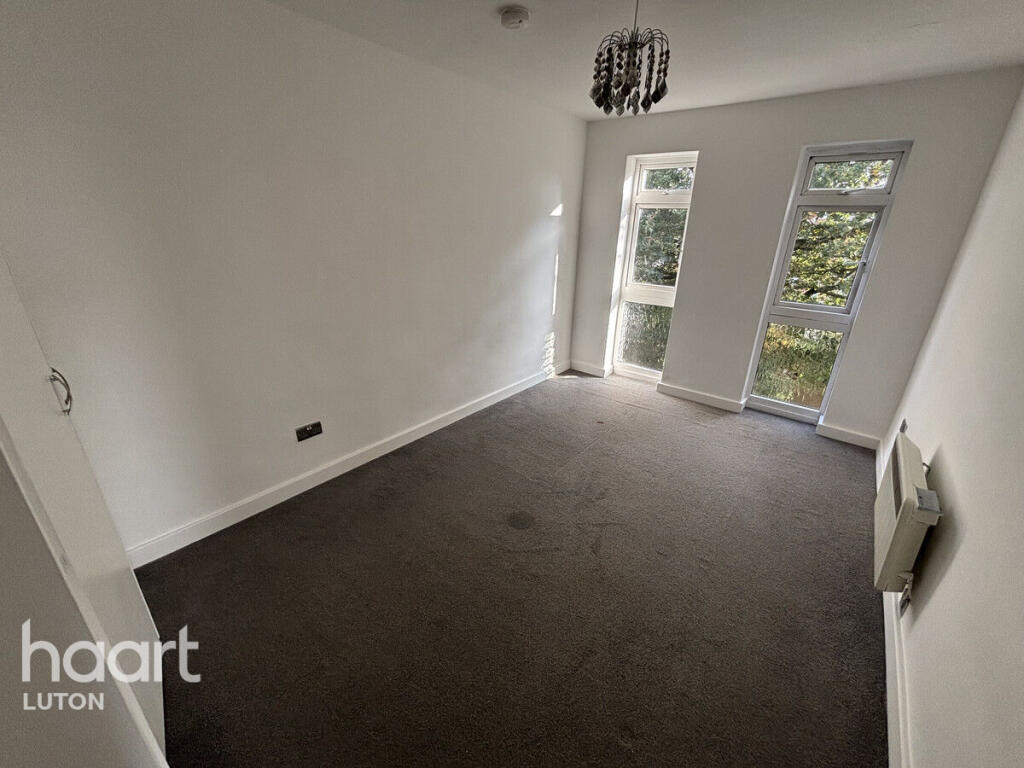 Apartment in Luton, Stopsley - More
