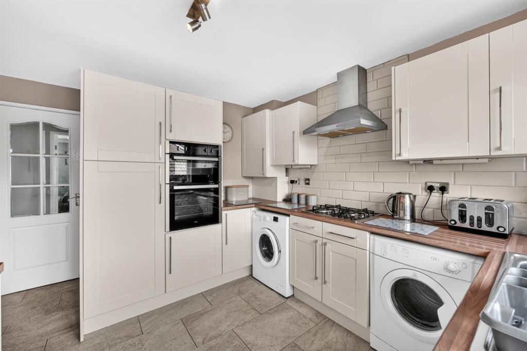 Larch Close, New Inn, Pontypool photo 3