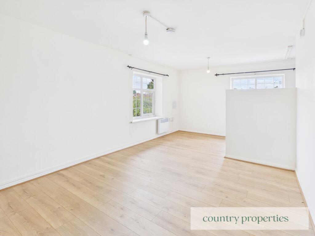 Apartment in Welwyn Hatfield, Hertfordshire - View 2