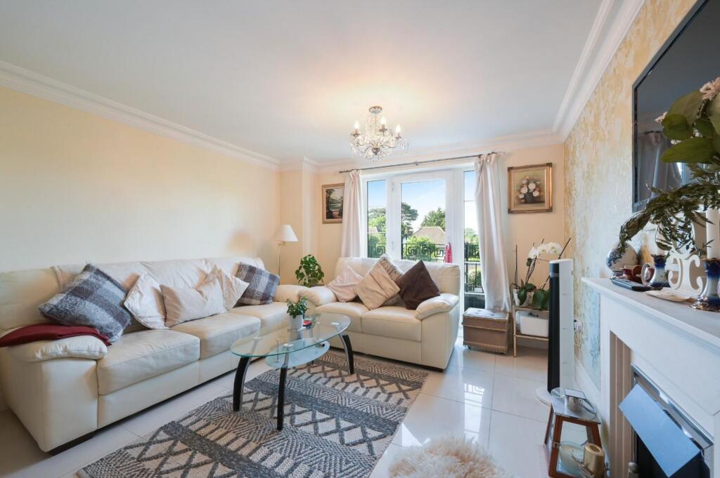 Apartment in Epsom and Ewell, Stoneleigh - More