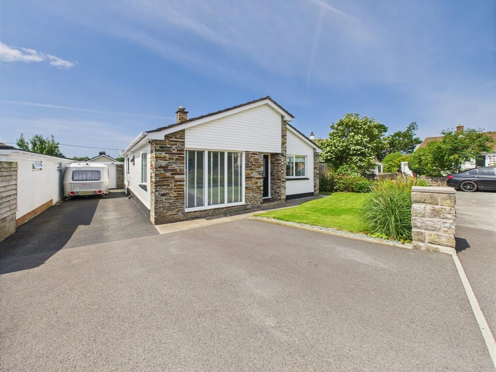 3-bed bungalow on 7, Poundfield Close, Stratton, £440,000