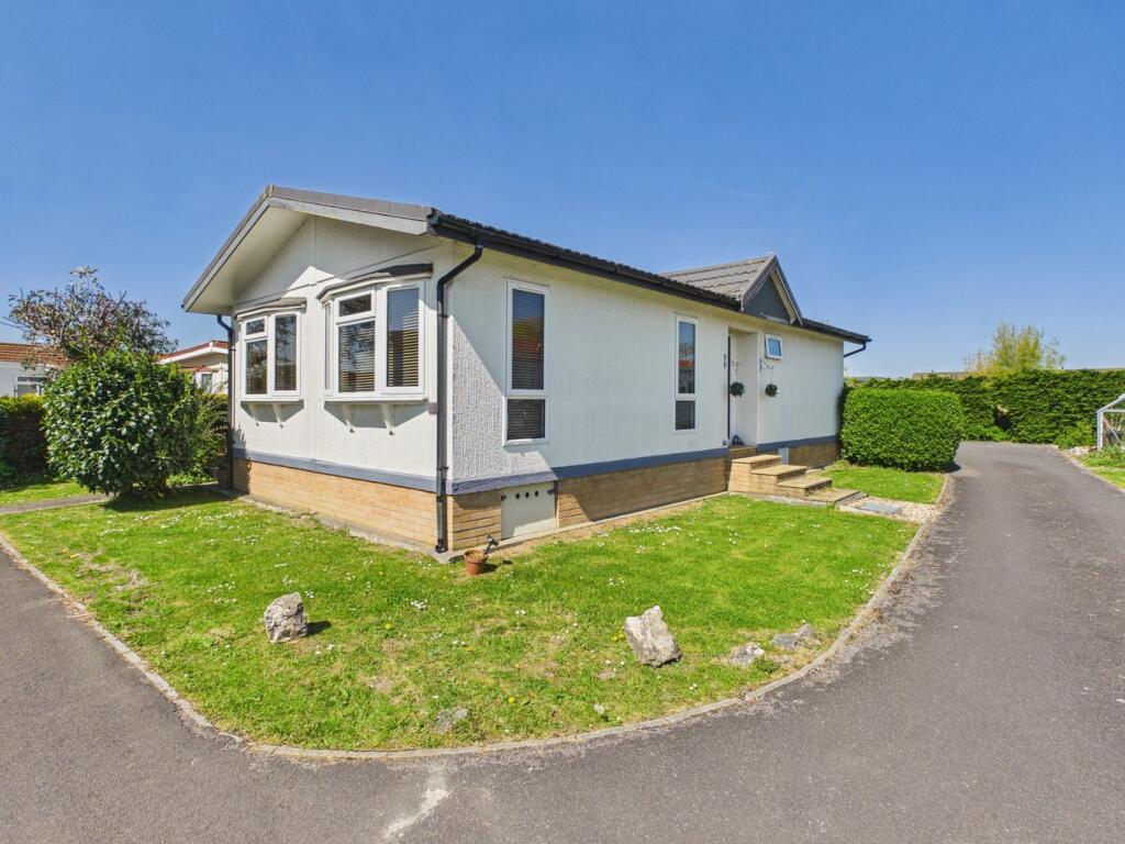 2-bed caravan on Conifer Way , Oaktree Park, Locking, Weston-Super-Mare, BS24, £165,000
