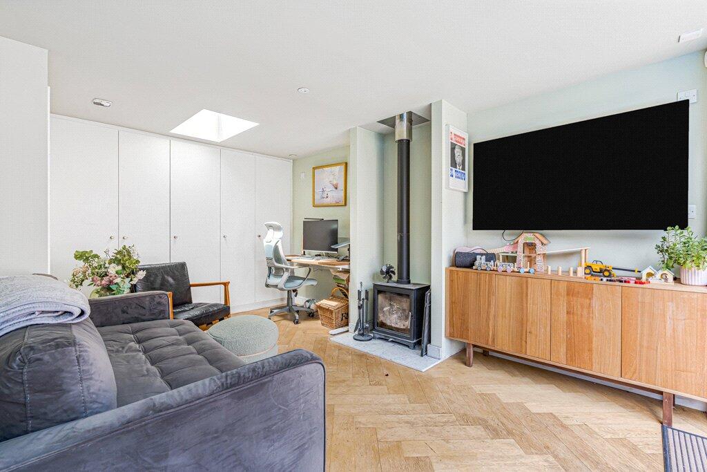 Maythorne Close, Watford, Hertfordshire, WD18 photo 3