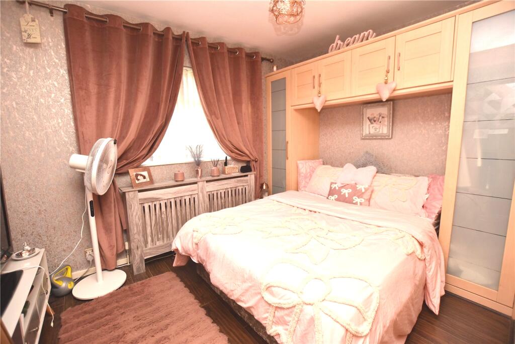 House in Leeds, Stanks - More