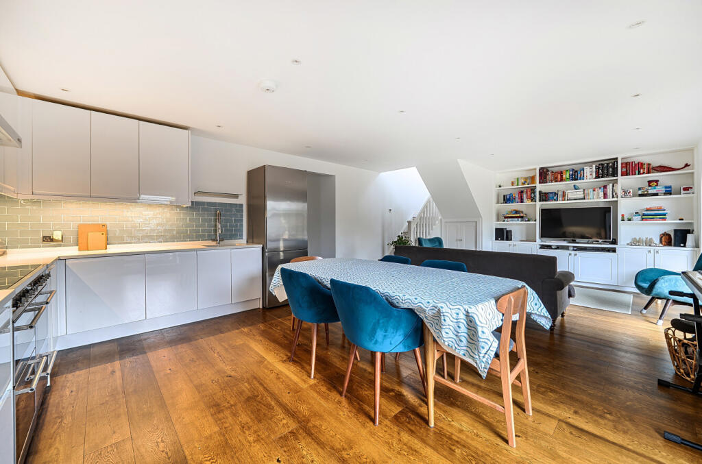 House in Kingston upon Thames - More