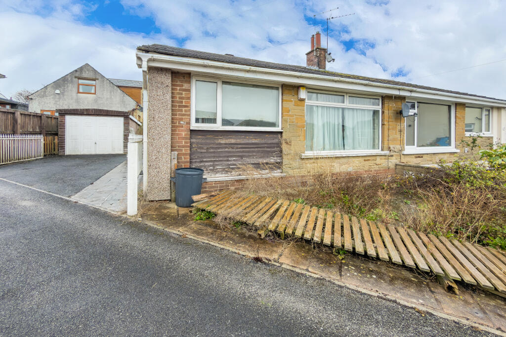 2-bed semi-detached on 32, Lindrick Way, Illingworth, Halifax, Calderdale, £72,000