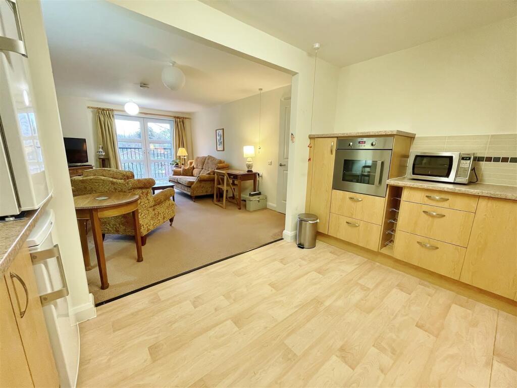 Fern Bank Court, Moat Way, Brayton, Selby photo 3
