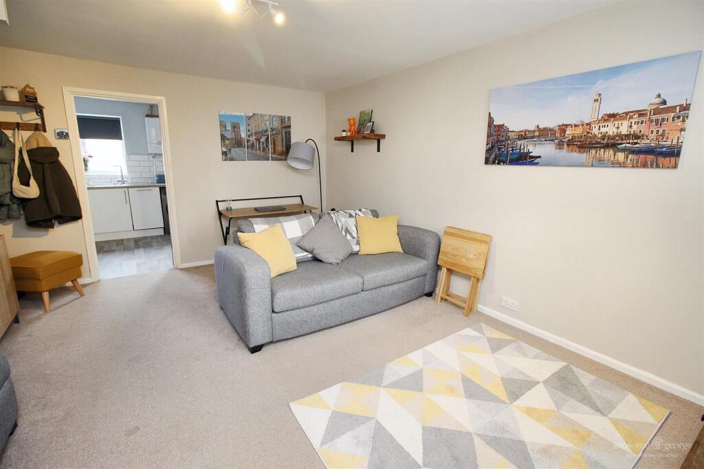 Sharnwood Drive, Calcot, Reading photo 2
