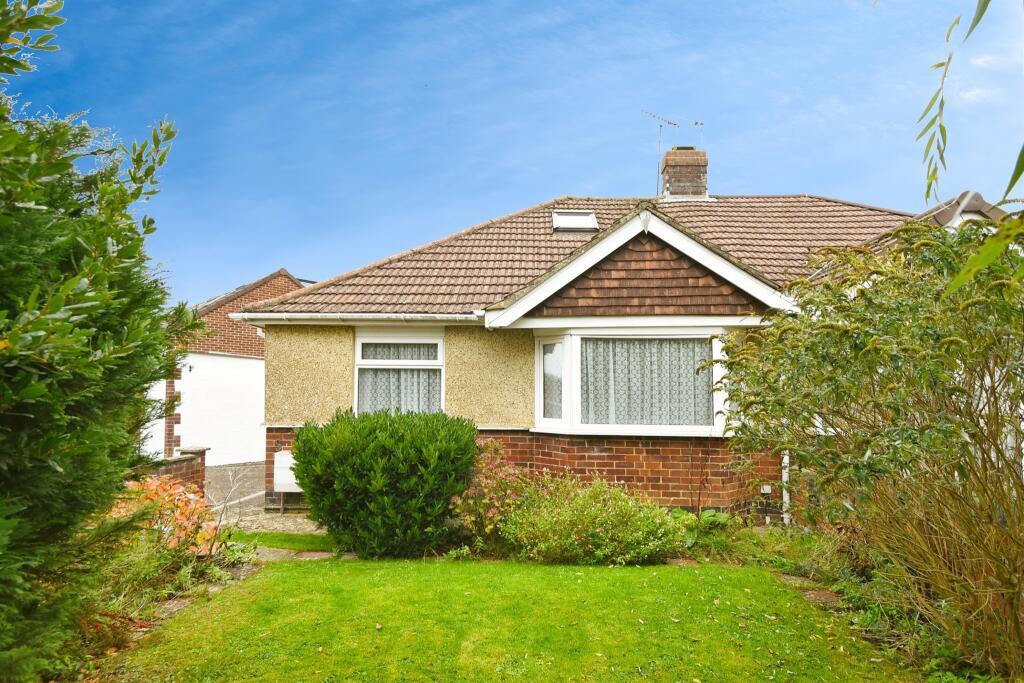 2-bed semi-detached on Glenwood Close, Swindon, £240,000