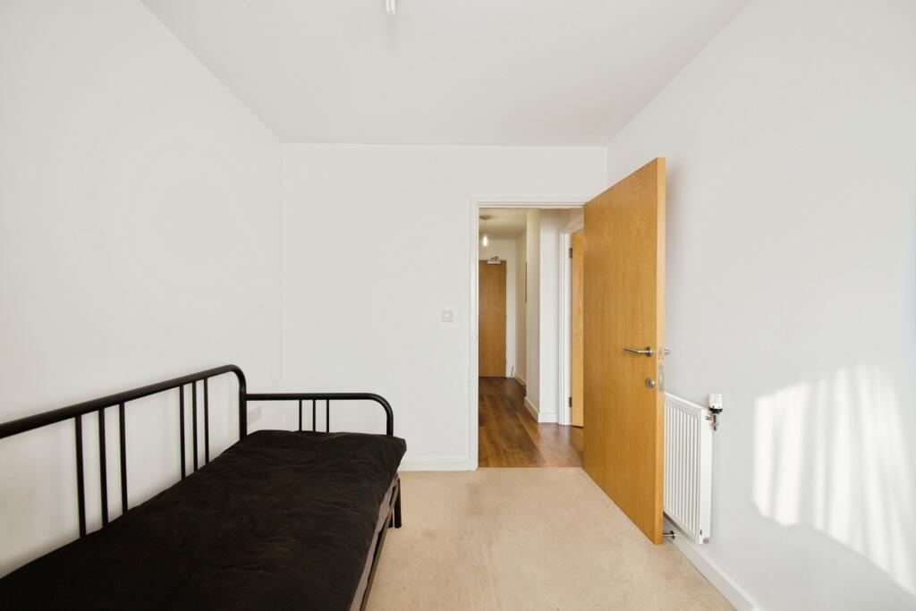 Apartment in Romford, Rush Green - More