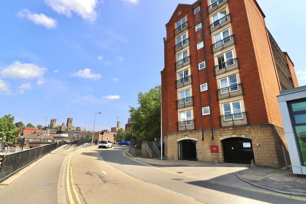 1-bed flat on Grantavon House, Brayford Wharf East, Lincoln, £90,000