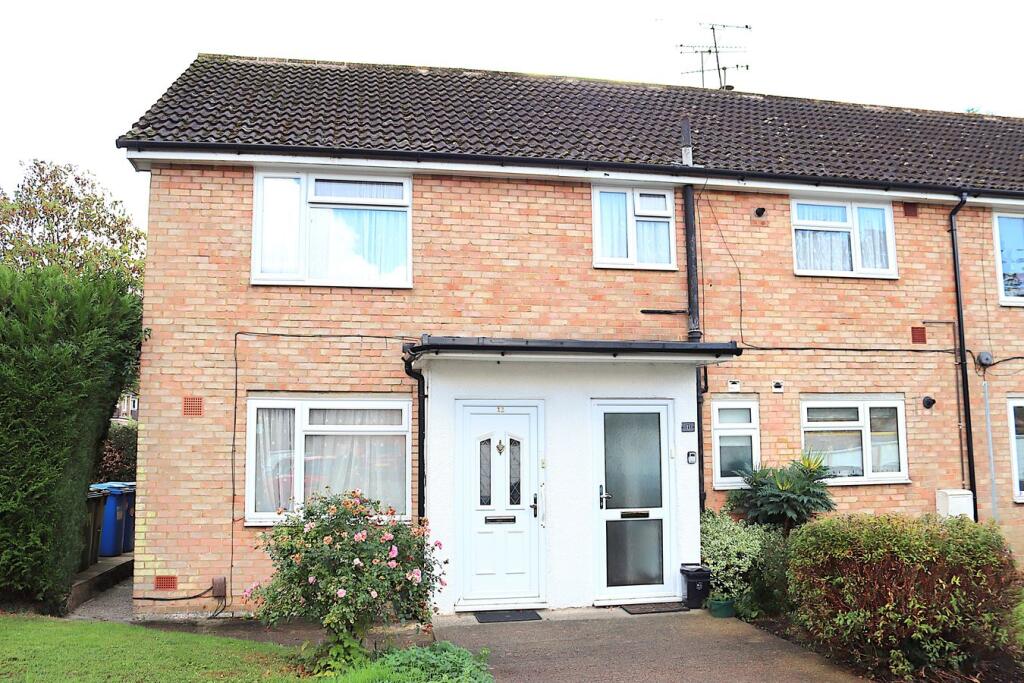 2-bed flat on Sand Hill Court, Farnborough, GU14, £250,000