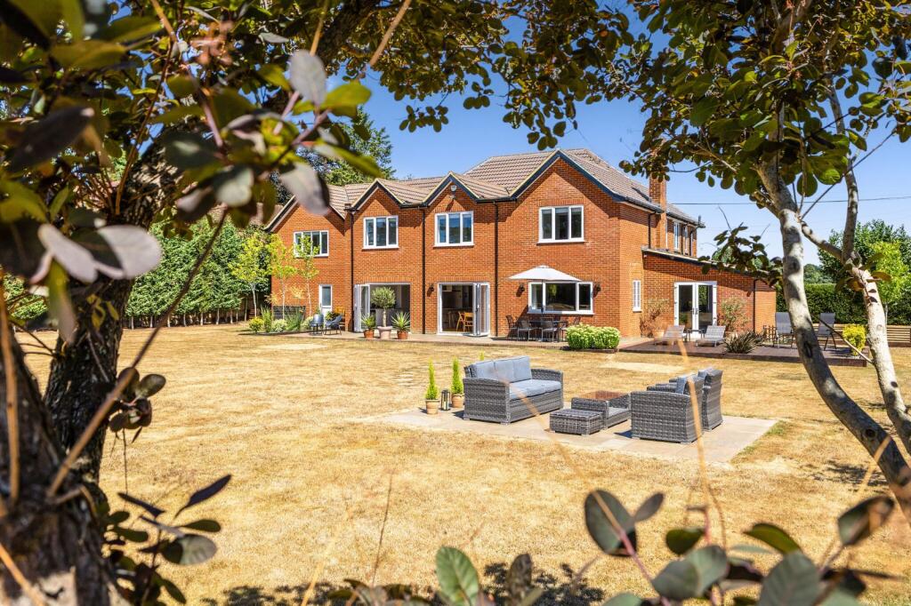 House in Maidenhead, Pinkneys Green - View 2