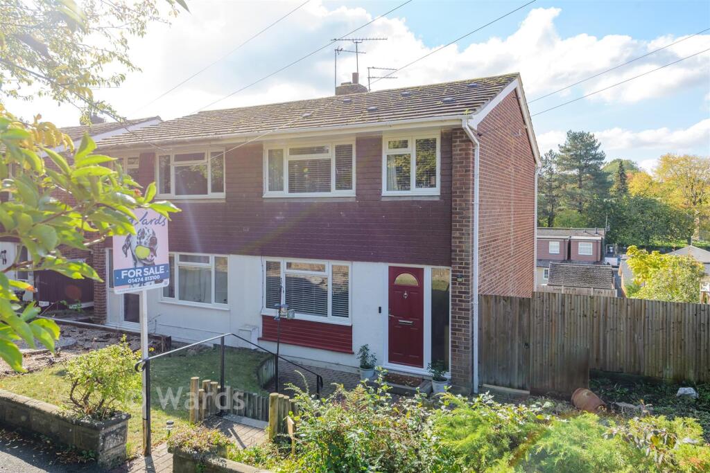 3-bed semi-detached on Istead Rise, Istead Rise, Kent, £400,000