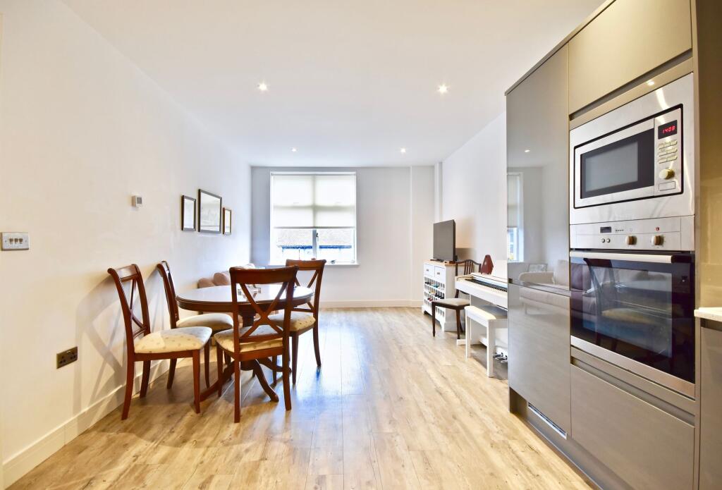 Apartment in Kingston upon Thames - More