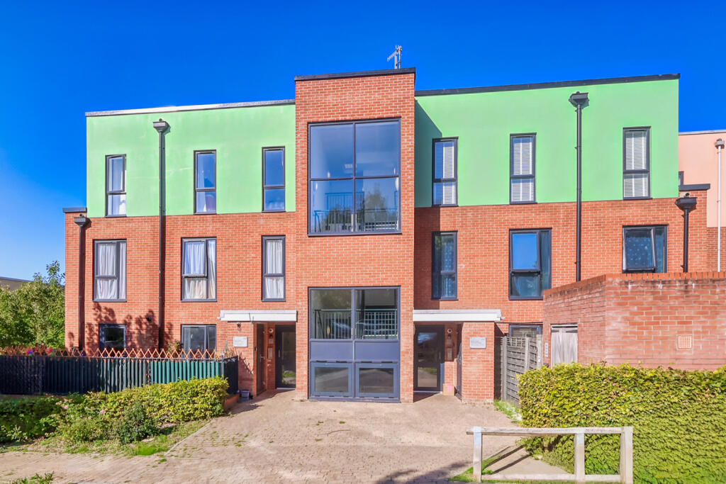 2-bed flat on Wenlock Close, High Wycombe, Buckinghamshire, HP13, £240,000