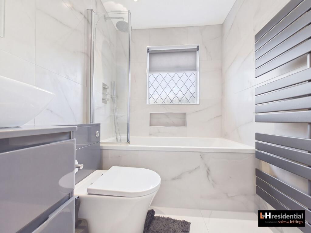 House in Hertsmere, Elstree and Borehamwood - More