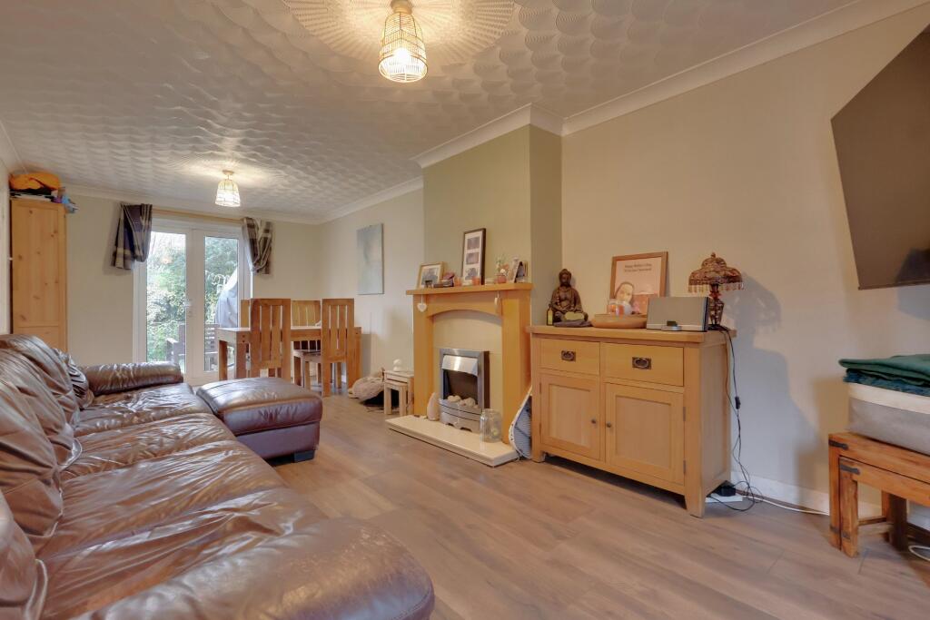 Timsbury Crescent, Bedhampton, Havant photo 2