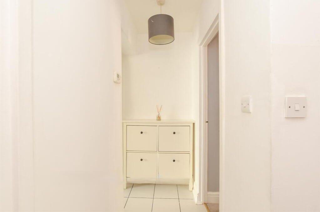 Apartment in Reigate and Banstead, Reffles Bridge, Earlswood - View 2