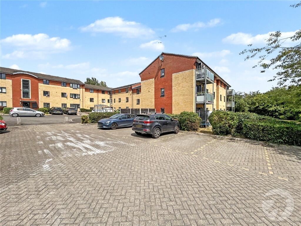 Apartment in London, Albany Park - View 6