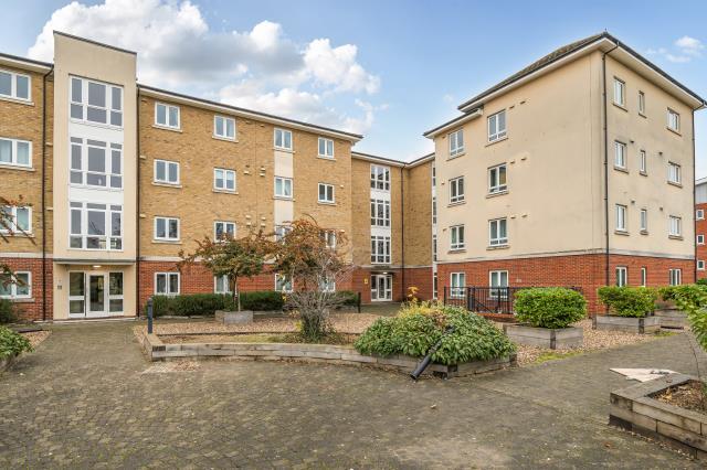 2-bed flat on Tadros Court, High Wycombe, £240,000