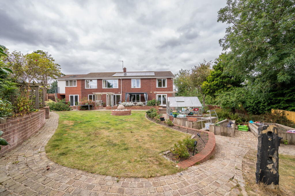 Main image of property: The Mount, Wakefield, WF2 8QW