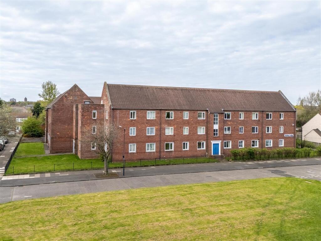 3-bed flat on Park Avenue, Gosforth, Newcastle Upon Tyne, NE3, £70,000