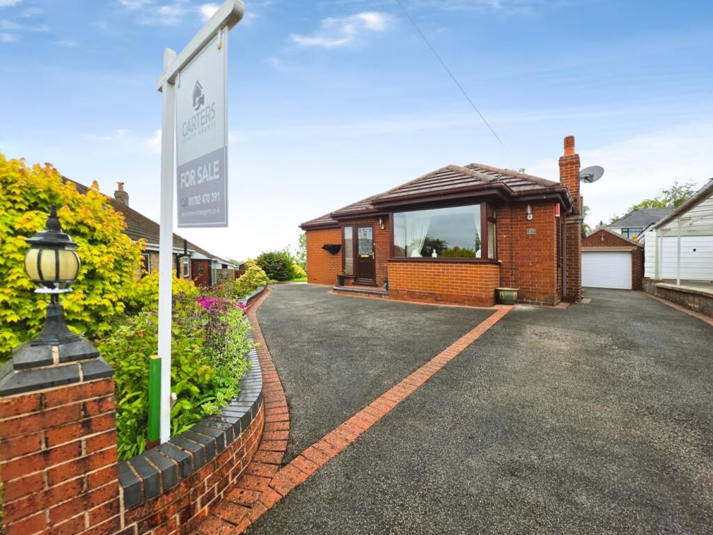 3-bed detached on Woodside Avenue, Brown Edge, Staffordshire Moorlands, £325,000