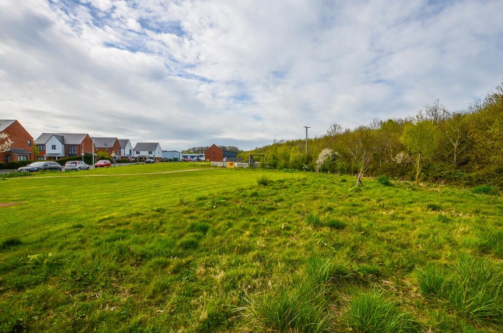 Twin Oaks Drive, Polegate, East Sussex, BN26 photo 3